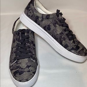Isaac Mizrahi Live Soho Quilted Camo Grey Size 7,5